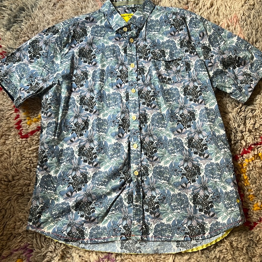 Descendants of Thieves XL short sleeved floral shirt.